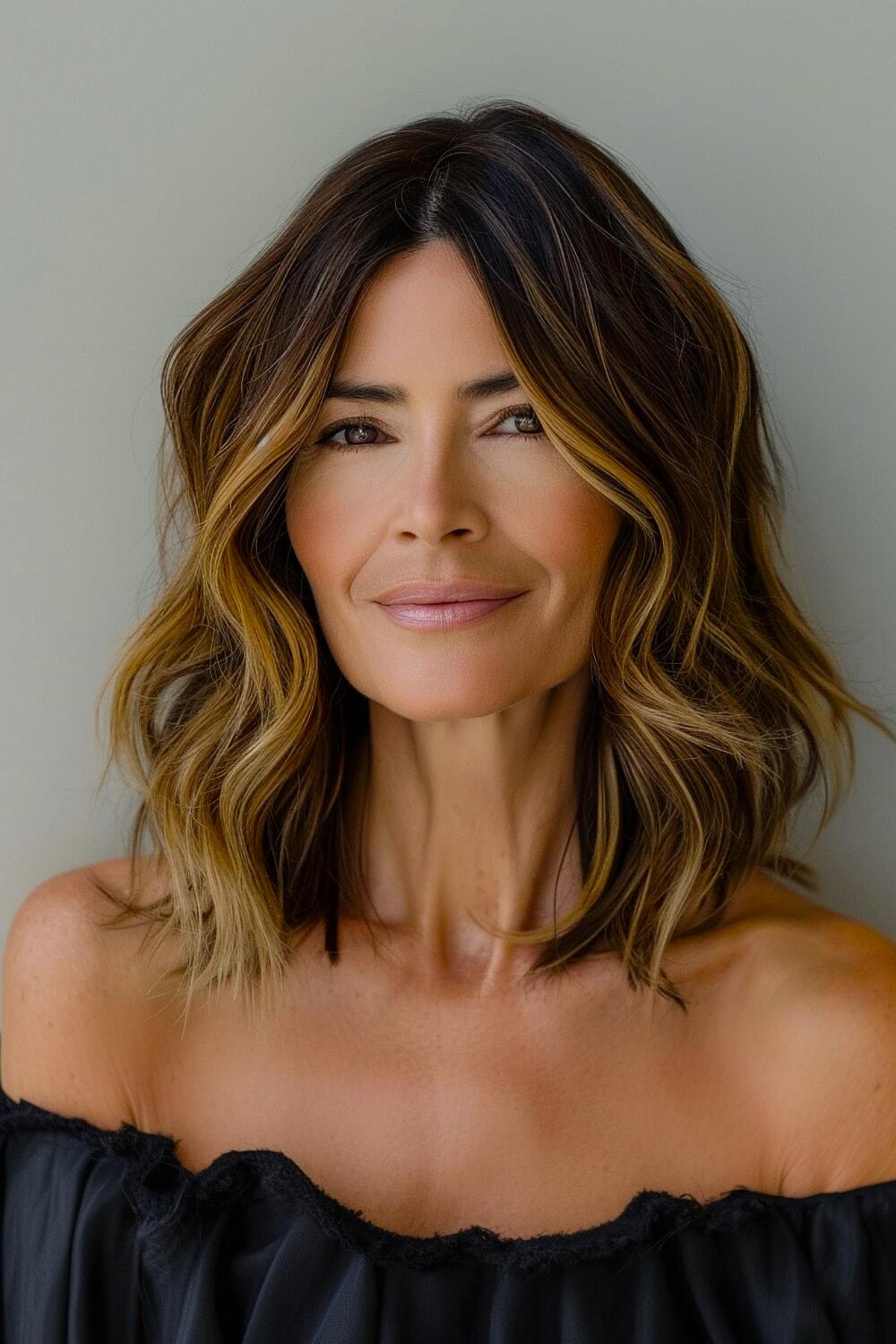 Wavy lob with face-framing highlights